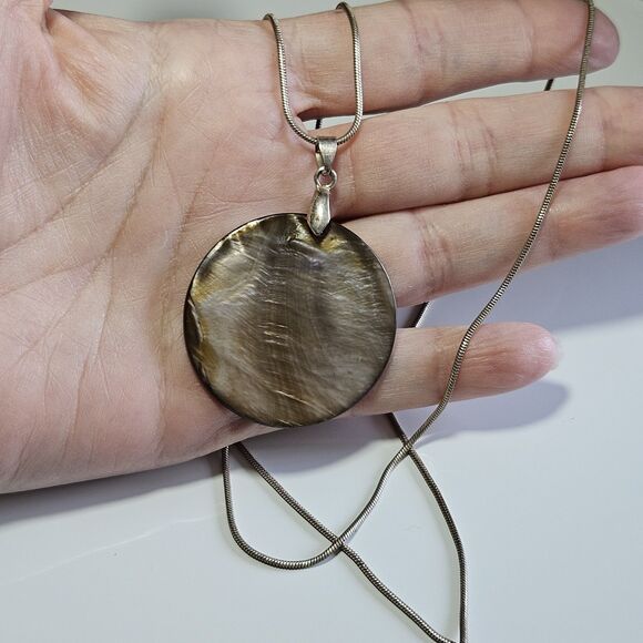 Sterling Silver Mother Of Pearl Pendant On 32" Chain - Picture 1 of 14